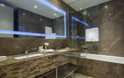 spacious king bathroom with shower and bath at Hilton Garden Inn Istanbul Ataturk Airport.