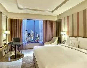 King bedroom with desk and TV screen at the DoubleTree by Hilton Sukhumvit Bangkok.