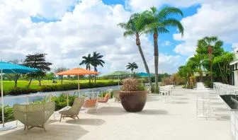 Outdoor terrace suitable for co-working at the Sheraton Miami Airport Hotel.