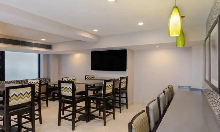 Dining area at La Quinta Inn & Suites By Wyndham New York City Central Park.