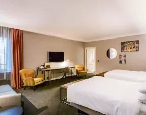 Twin room with desk at the Hilton Brussels Grand Place .