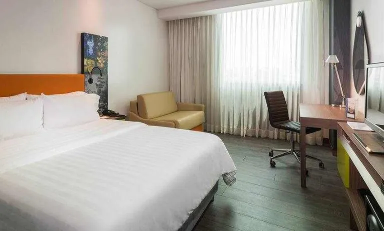 King bedroom at the Hampton by Hilton Barranquilla.
