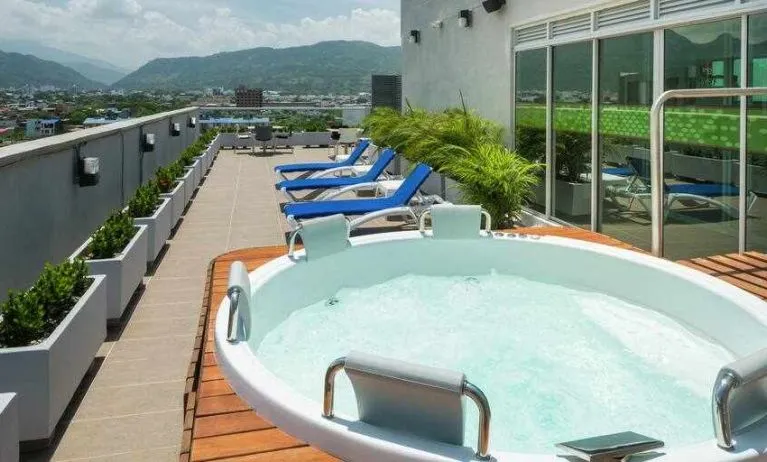 Terrace with pool at the Hampton by Hilton - Yopal.