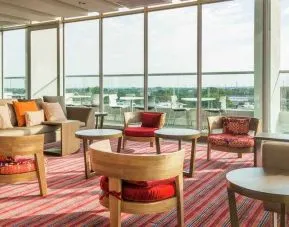Seating area perfect for co-working at the Hampton by Hilton - Yopal.