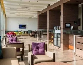 Lobby workspace perfect for co-working at the Hampton by Hilton Bucaramanga.