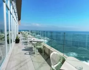 Outdoor terrace overlooking the ocean perfect as workspace at the Hampton by Hilton Antofagasta.