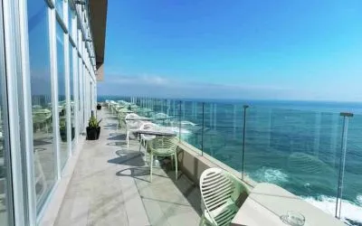 Outdoor terrace overlooking the ocean perfect as workspace at the Hampton by Hilton Antofagasta.