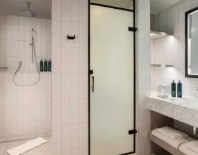 Guest bathroom at the Hilton Garden Inn Peterborough City Centre.
