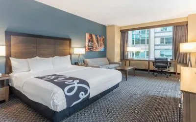 King bedroom with desk and sofa at La Quinta Inn & Suites By Wyndham Chicago Downtown.
