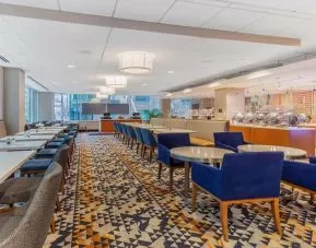 Dining area suitable for co-working at La Quinta Inn & Suites By Wyndham Chicago Downtown.