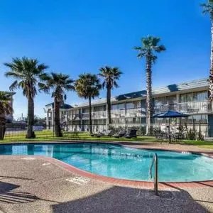 Lovely outdoor pool at Quality Inn Pasadena.