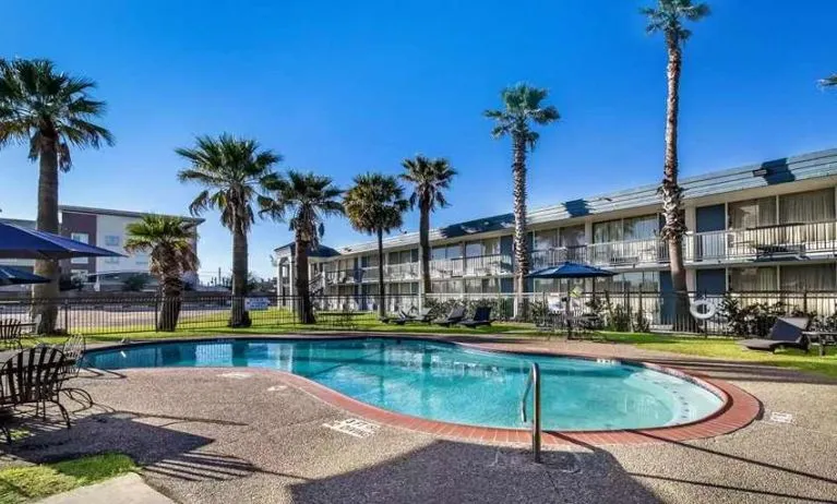 Lovely outdoor pool at Quality Inn Pasadena.