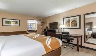 King bedroom with business desk and TV at Quality Inn Pasadena.