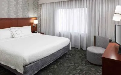 Day use room with natural light at Courtyard Miami Dolphin Mall.