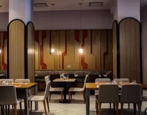The DoubleTree Times Square South’s restaurant, with range of table sizes and hard floor.