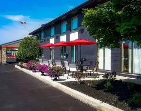 Comfort Inn Belleville’s exterior has shaded tables and chairs for outside dining and socializing.
