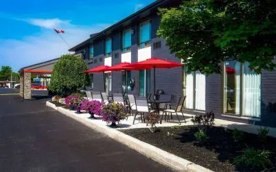 Comfort Inn Belleville’s exterior has shaded tables and chairs for outside dining and socializing.