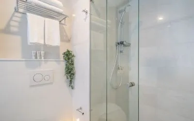 Private guest bathroom with shower at Hotel Kith.