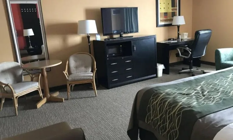 Work desk, TV, table and chairs inside day use room at Travelodge Absecon Atlantic City.