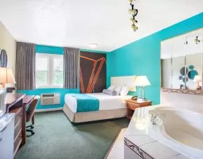 Day use room with bathtub at Howard Johnson Express Inn - Rocky Hill.