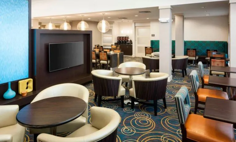 Dining area perfect for coworking at Residence Inn Fort Lauderdale Airport & Cruise Port.