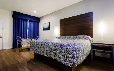Day use room with dining table at Palace Inn Blue Gessner.