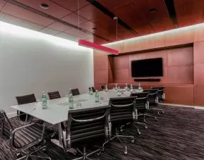 Meeting room at Courtyard By Marriott Long Island City/New York Manhattan View.