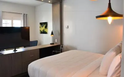 Delux king room with TV at Hotel Bella.