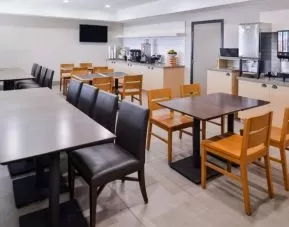 Dining area perfect for coworking at Country Inn & Suites Chicago/Tinley Park.