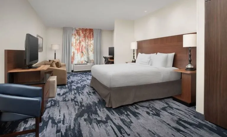 King bedroom with TV and work space at Fairfield Inn & Suites by Marriott Baltimore BWI Airport.