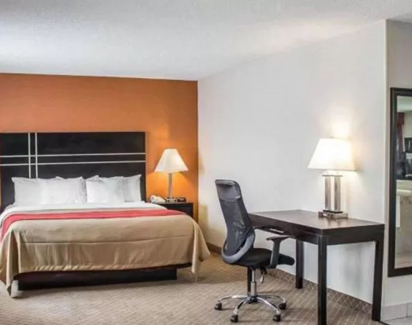 Day use room with work desk at Norwood Inn Statefare Grounds.