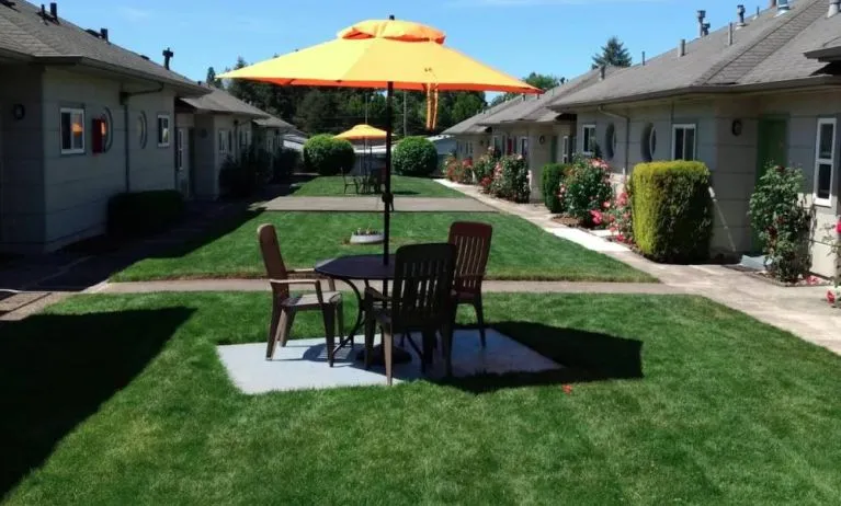 Lawn seating available at Milwaukie Inn Portland South.