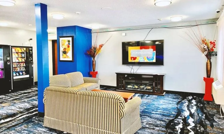 Lobby and coworking lounge at Coratel Inn & Suites By Jasper Northfield.