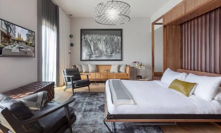 Day use room with sofa at Park James Hotel.
