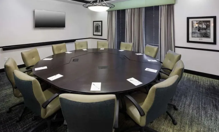 Meeting room at Hampton Inn & Suites Gainesville-Downtown.