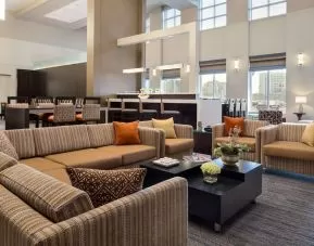 Lounge and coworking space at Hampton Inn & Suites Rosemont Chicago O'Hare.