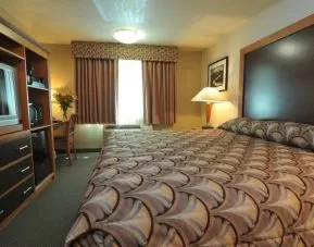 Day use room with work desk at Shilo Inn Rose Garden.