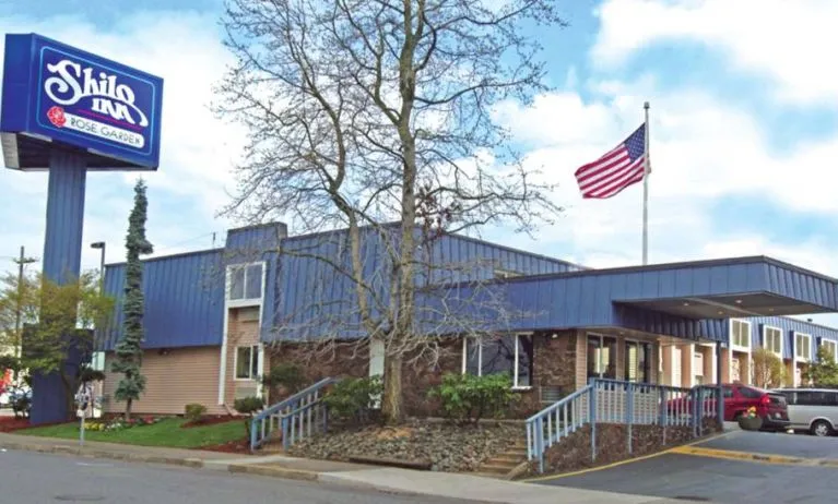 Hotel exterior at Shilo Inn Rose Garden.