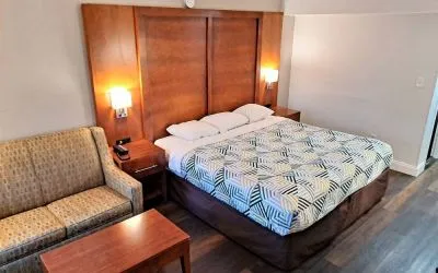 Day use room with sofa at Studio 6 Baltimore West - Catonsville.
