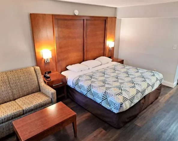 Day use room with sofa at Studio 6 Baltimore West - Catonsville.
