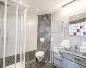 Guest bathroom with shower at Aparthotel AMMI Nice Massena.