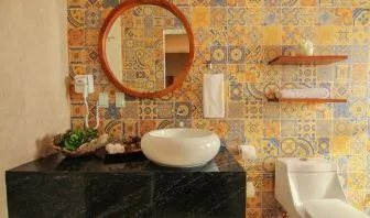 Pretty guest bathroom at Ekléctic Hotel Boutique.