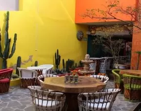 Dining and coworking space at Ekléctic Hotel Boutique.