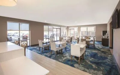 Breakfast area perfect for coworking at La Quinta Inn & Suites By Wyndham Philadelphia Airport.