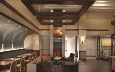 Dining area perfect for coworking at Hyatt Place Chicago/Hoffman Estates.