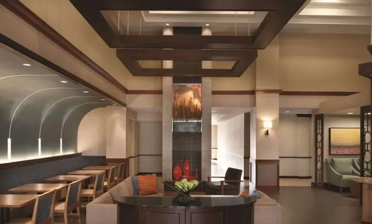 Dining area perfect for coworking at Hyatt Place Chicago/Hoffman Estates.