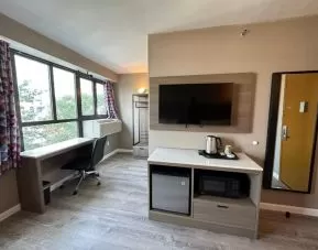 Day room equipped with work space at Regal Inn & Suites New York.
