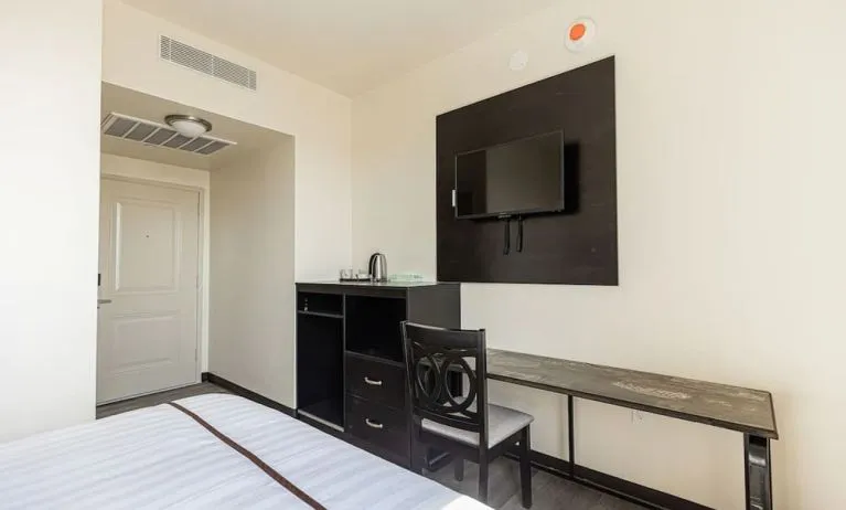 Day room with work space ideal for remote work at Astoria Inn LaGuardia Hotel.