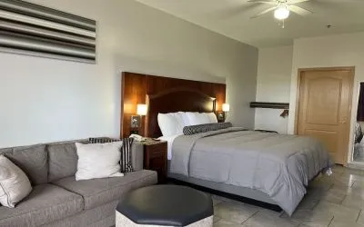 Delux king room with lounge area at Casa Rosa Inn.