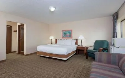 Spacious day use room at Norwood Inn Statefare Grounds.